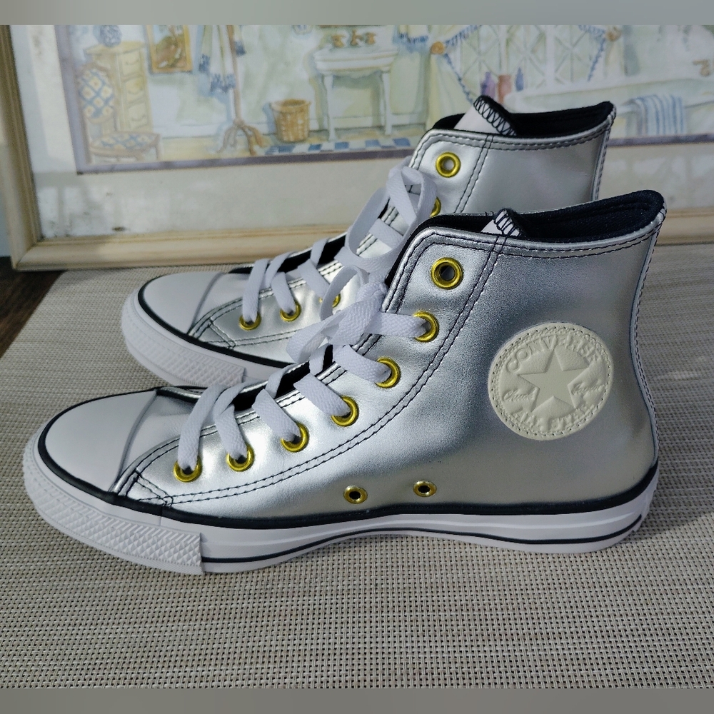 Unisex Converse "Chuck Taylor All-Star" Silver Metallic Sneakers. M 5/W 7.